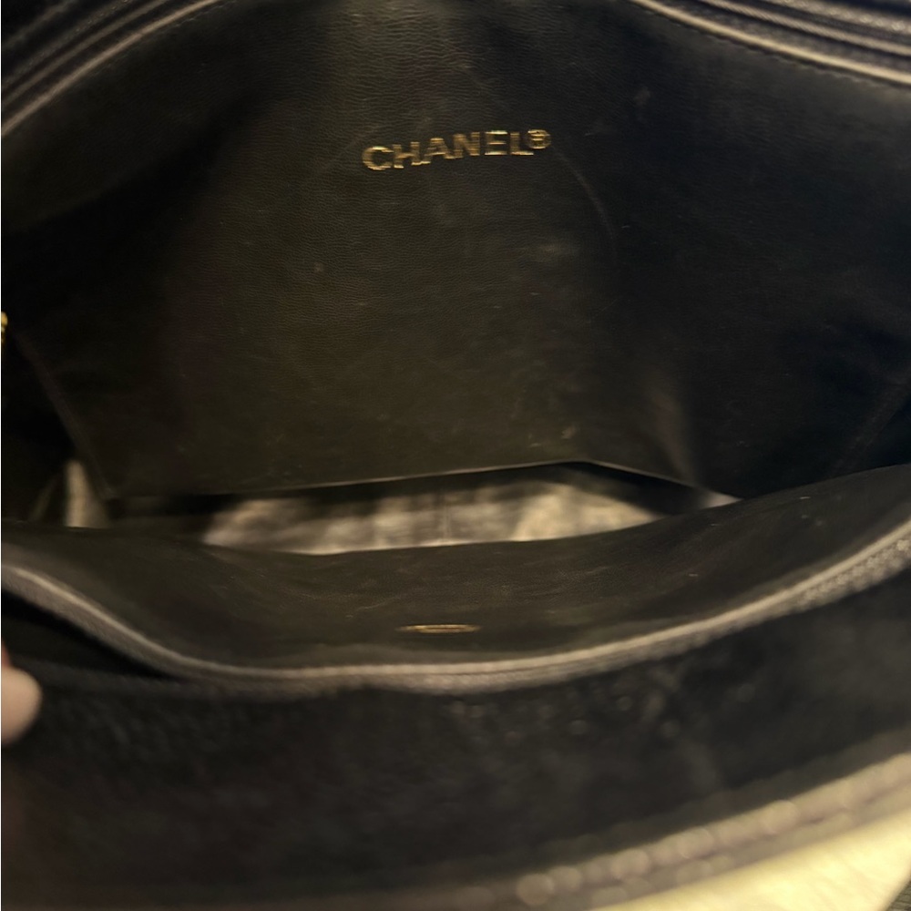 CHANEL Vintage Black Leather Shoulder Bag with CC Logo & CC Turn-Lock Closure - Picture 11 of 16